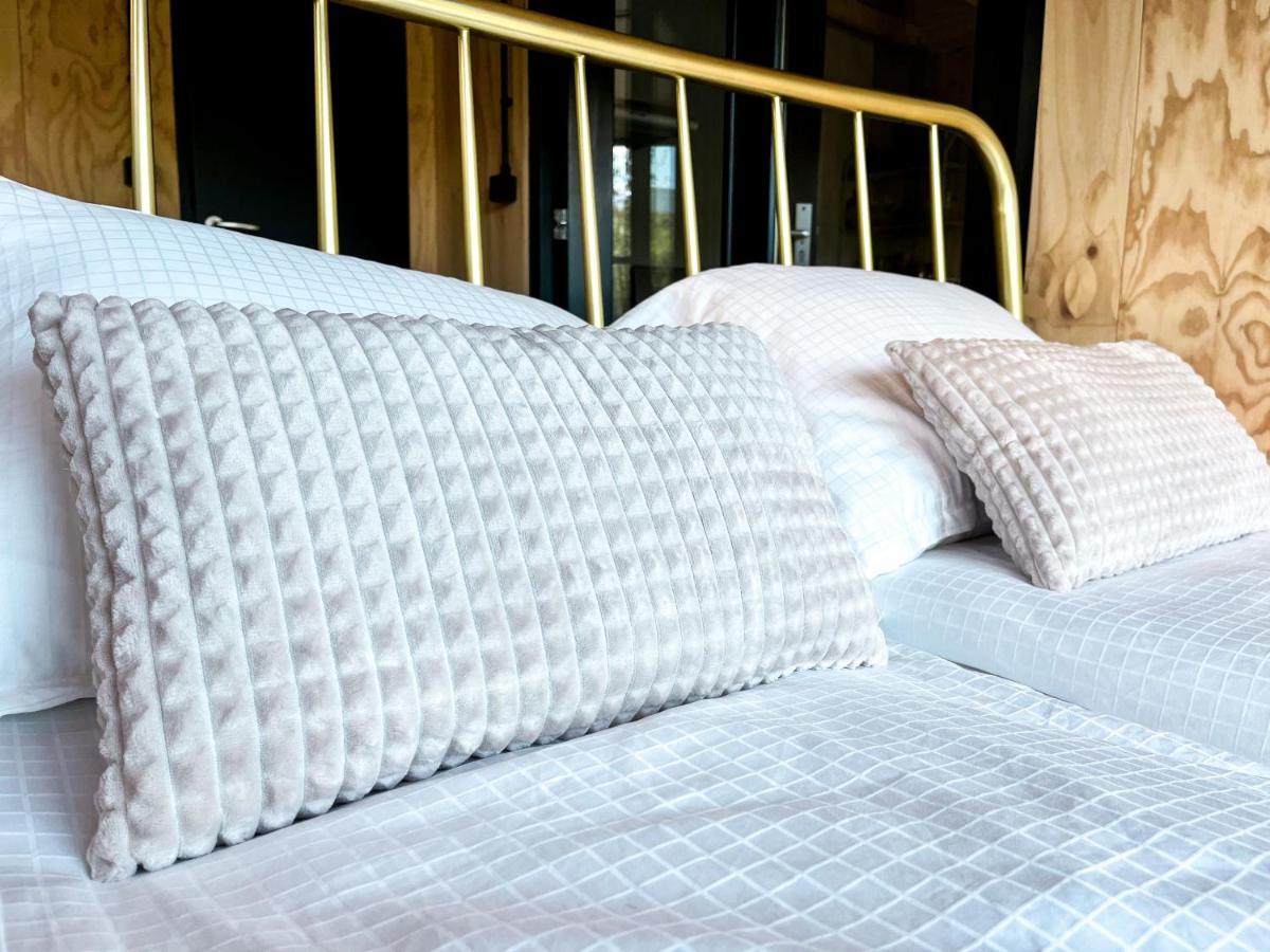 Elysian Fields - The Island Tiny House Bed and Breakfast Sadu Exteriör bild